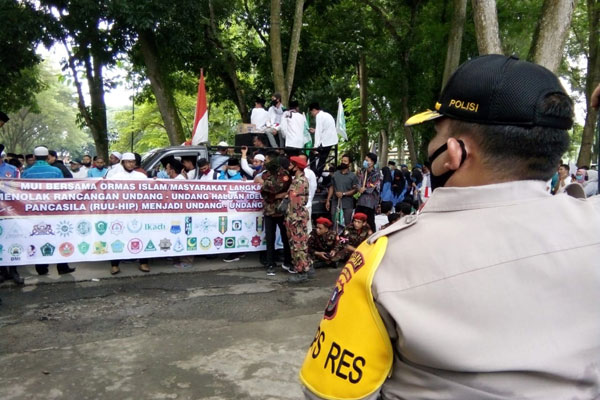 RIBUAN: Petugas Polres Langkat mengawal aksi damai penolaka RUU HIP oleh masyarakat dan ormas keagamaan.ILYAS EFFENDY/ SUMUT POS.