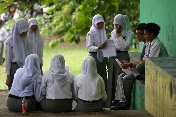 BERAKTIVITAS: Beberapa pelajar SMA Negeri di Kota Medan saat beraktivitas di sekolahnya, beberapa waktu lalu. Pendaftaran PPDB 2020 tengah berjalan dan Ombusman Sumut membongkar berbagai kecurangan dalam PPDB.