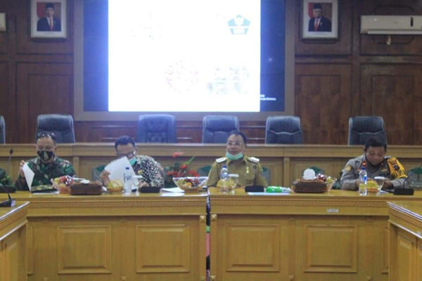 RAPAT: Pemko Binjai saat menggelar rapat membahas salat Idul Adha di Kota Binjai, Selasa (14/7). tedi/sumut pos.