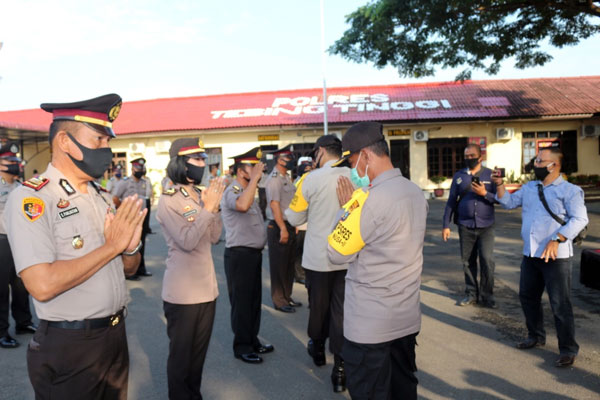 NAIK PANGKAT: Kapolres Tebingtinggi AKBP James Parlindungan Hutagaol mengucapkan selamat kepada personel yang naik pangkat.SOPIAN/SUMUT POS.