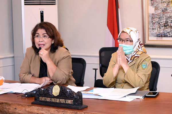 PENGEMBANGAN GKT: Sekda Provsu, R Sabrina, dan Kadispar Sumut Ria Telaumbanua, mengikuti video conference Rapat Persiapan Pengembangan Geopark Kaldera Toba Pasca Penetapan sebagai Unesco Global Geopark di Rumah Dinas Wakil Gubernur Sumut, Jalan T Daud Medan, Selasa (28/7).  Imam Syahputra/Biro Humas dan Keprotokolan Setdaprov Sumut.