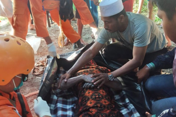 TEWAS: Tim Basarnas berhasil mengevakuasi jenazah Fauzan yang hanyut.Fachril/ SUMUT POS.