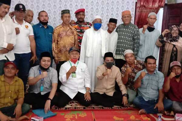 SILATURAHMI: Bupati Sergai, Ir H Soekirman didampingi Bakal Calon Wakil Bupati Sergai Tengku Ryan Novandi (Trendi) bersilaturahmi dengan masyarakat Kecamatan Dolok Masihul, Minggu (26/7).