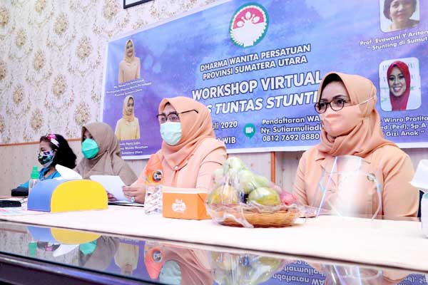 Workshop: Penasihat Dharma Wanita Persatuan Sumut, Nawal Edy Rahmayadi membuka workshop virtual ‘Kupas Tuntas Stunting’ dari Kantor DWP Sumut. Jalan Teuku Cik Ditiro Medan, Senin (20/7/2020). (Foto Biro Humas dan Keprotokolan Setdaprov Sumut : Veri Ardian).