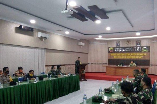 TINJAU: Tim Wasev Mabes TNI saat meninjau kegiatan TMMD di Makodim 0203/ Langkat, Binjai, Jumat (17/7). ist/SUMUT POS.