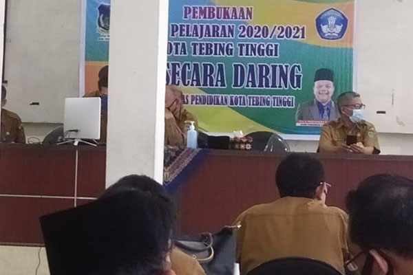 DARING: Kadis Pendidikan Kota Tebingtinggi Drs Pardamean Siregar ketika mengumumkan pelajaran secara daring.