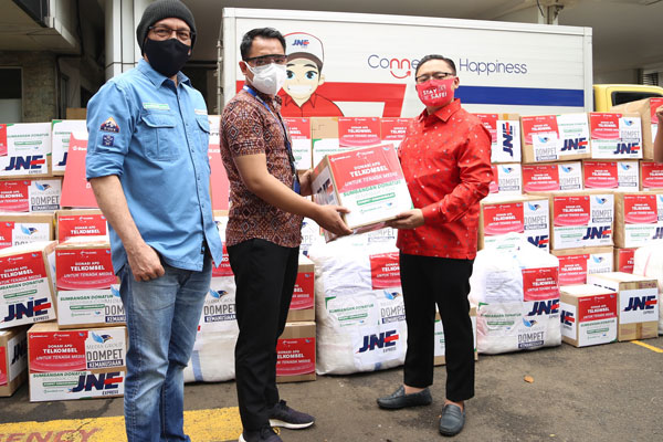 SIMBOLIS : Manager CSR Program Support Management Telkomsel, Yanto Santoso, VP Corporate Communications Denny Abidin secara simbolis menyerahkan donasi yang diterima langsung oleh CEO BenihBaik Andy F Noya di Jakarta, Kamis (16/7).