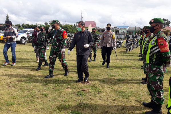 SIDAK: Karo Terkelin Brahmana SH, MH, bersama Dandim 0205 /TK Letkol Inf Taufik Rizal Batubara, Kapolres Tanah Karo AKBP Yustinus Setyo Indriono saat melakukan sidak menuju pusat pasar Kabanjahe.