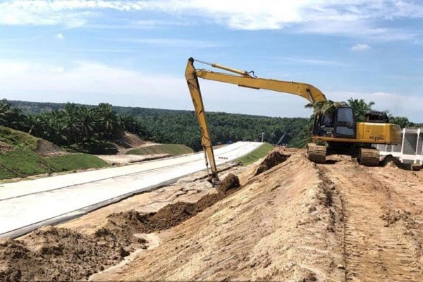 PROSES: Salah satu titik jalan tol Kualatanjung-Tebingtinggi-Parapat yang sedang dibangun. Saat ini PT Hutama Karya sedang mempersiapkan pembangunan jalan tol Rantauprapat-Kisaran, dan ditargetkan beroperasi 2025.