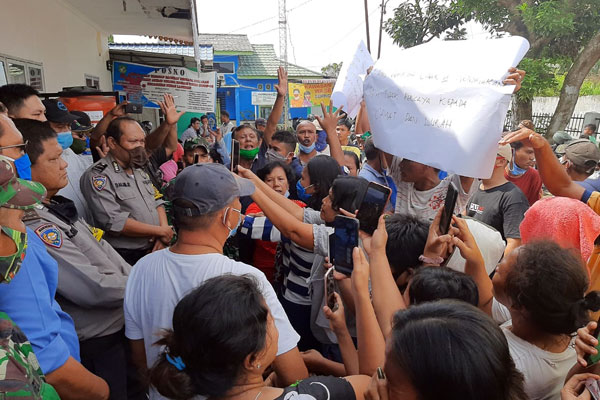 PROTES: Warga memprotes kemenangan Kepling IX Sei Mati terpilih di Kantor Lura Sei Mati, Jumat (3/7).