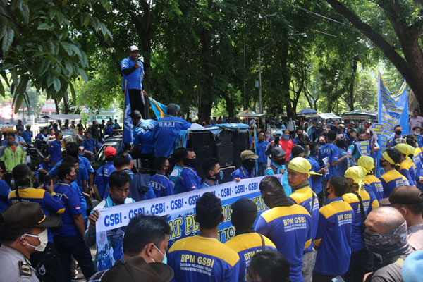 UNJUKRASA: Ratusan buruh yang tergabung dalam Gabungan Serikat Buruh Indonesia (GBSI, unjukrasa menolak pengesahan Rancangan Undang-Undang (RUU) Omnibus Law Cipta Lapangan Kerja, Rabu (15/7). Mereka memblokir Jalan Imam Bonjol Medan atau depan Gedung DPRD Sumut.prans/sumu tpos.