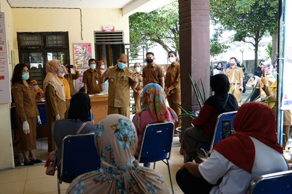 TINJAU: Wali Kota Tebingtinggi, Umar Zunaidi Hasibuan meninjau pelaksanaan pelayanan sejuta KB akseptor di Puskesmas Satria, Kota Tebingtinggi. sopian/sumut pos.