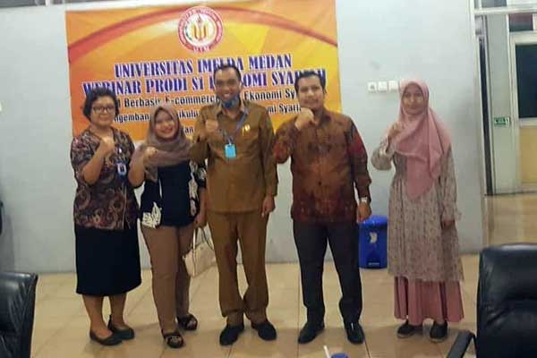 FOTO BERSAMA: Para narasumber foto bersama usai webimar di Universitas Imelda Medan membahas UMKM, kemarin.