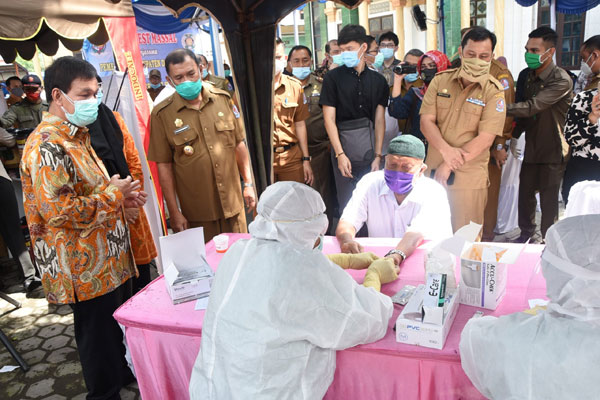 RAPID TEST: Suasana rapid test massal gratis yang digelar Pemkab Deliserdang dan USU di Percut Sei Tuan, Selasa (7/7). Berdasarkan Surat Edaran Kemenkes, tarif tertinggi rapid test ditetapkan Rp150 ribu. istimewa/sumut pos.