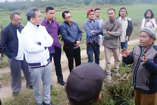 DENGAR: Anggota DPR RI (jaket putih) saat mendengarkan keluh kesah petani di Tele terkait tanaman kentang mereka yang busuk dalam tanah.