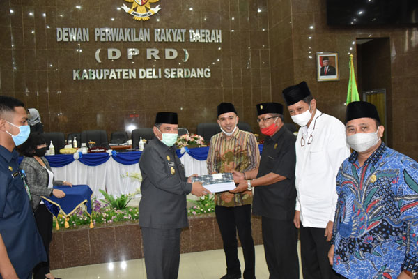 SERAHKAN: Wabup Deliserdang, HMA Yusuf Siregar menyerahkan Ranperda Pertanggungjawaban APBD tahun 2019 kepada Ketua DPRD Deliserdang, Zakky Shahri SHpada sidang paripurna, Jumat (3/7). BATARA/ sumut pos.