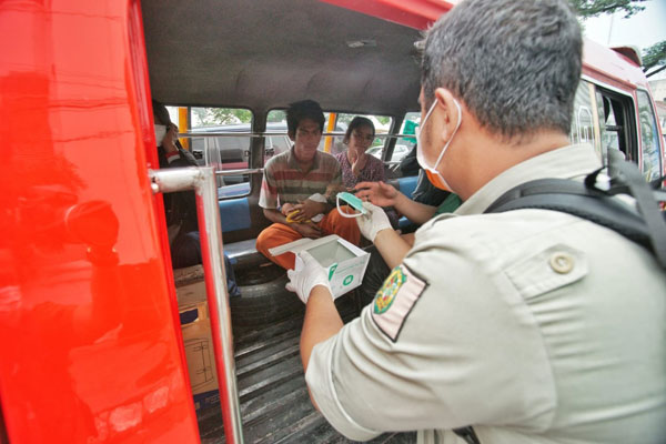 BAGI MASKER: Pemko Medan membagi-bagikan masker kepada masyarakat, beberapa waktu lalu.