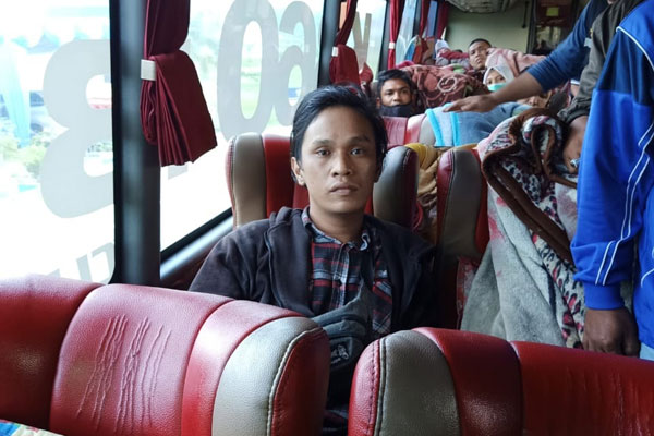 DITANGKAP: Tesangka Jefri diringkus di dalam Bus Sanura dari Aceh menuju Medan karena membawa daun ganja kering seberat 30 Kg. ILYAS EFFENDY/ SUMUT POS.