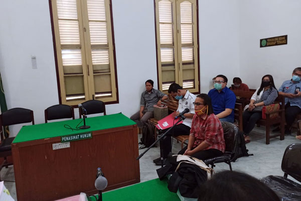 DISIDANG: Dewi Delfina Sidauruk, bidan PNS Langkat terdakwa pengedar obat penenang menjalani sidang, Selasa (7/7).agusman/ sumut pos.