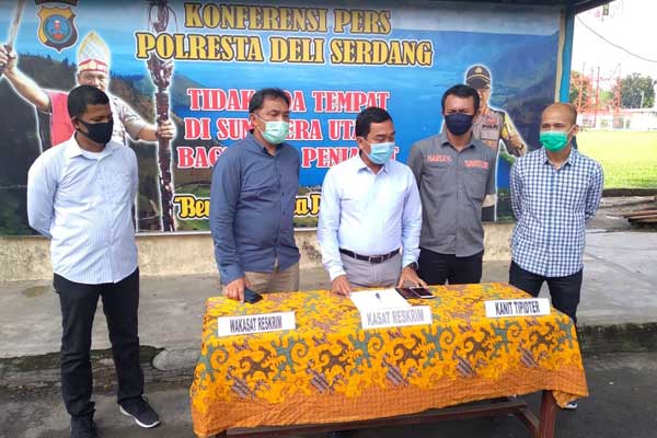 Kasat Reskrim Polresta Deliserdang M Firdaus SIk (tengah) paparakan soal penambangan batu koral yang ilegal di Kecamatan STM Hulu.
