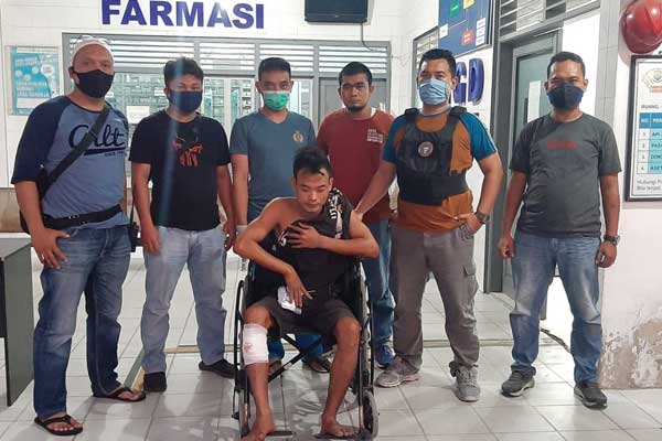 PAPARKAN: Polsek Medan Labuhan memaparkan tersangka curanmor Andri Syahputra (duduk) di Mapolsek Medan Labuhan.Fahhril/sumut pos.