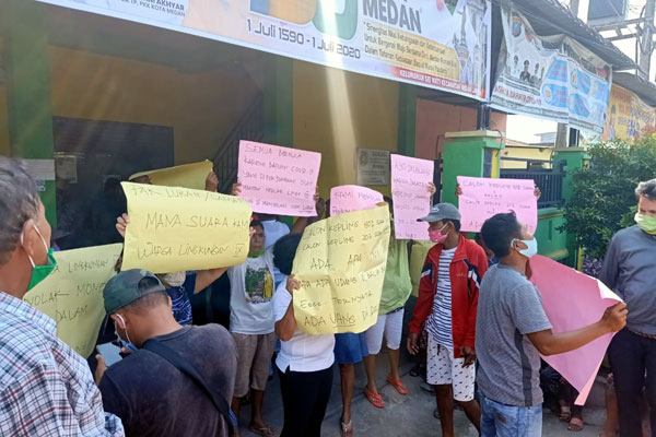 PROTES: Protes memprotes pengangkatan Kepling IX di Halaman Kantor Lurah Sei Mati, Kamis (2/7).fachril/sumut pos.