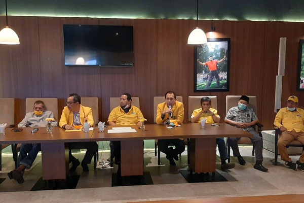 KETERANGAN: Irham Buana Nasution (empat dari kanan) dan kader Golkar Sumut lainnya saat menyampaikan keterangan pers di Medan, Kamis (9/7).