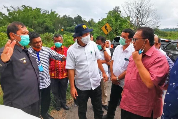 TINJAU: Ketua dan Wakil Ketua DPRDSU, Baskami Ginting dan Salman Al-farisi memimpin rombongan Komisi D bersama Bupati Karo, Terkelin Brahmana meninjau langsung titik rencana pembangunan jalur alternatif Medan-Berastagi, Jumat (17/7).