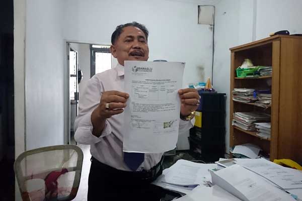 Martin Simangunsong, kuasa hukum Parlaungan Simangunsong menunjukkan surat Bawasu Sumut yang menolak pengaduan Meiizar Latif terkait dugaan kecurangan Pemilu 2019.