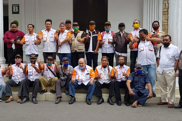 Sejumlah pengurus Orari dan Kuasa Hukumnya foto bersama usai memenangkan perkara di PN Medan.