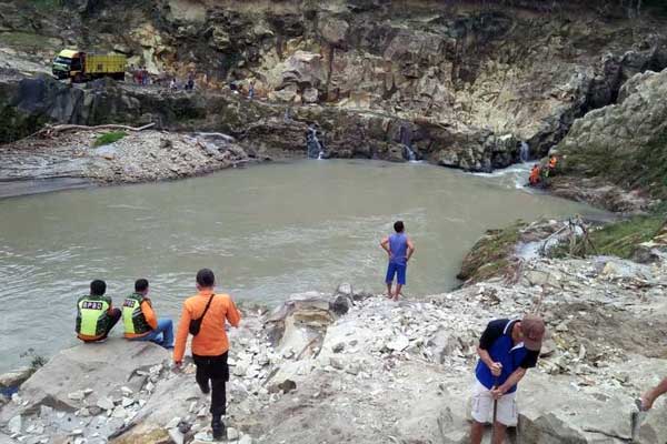 CARI KORBAN HANYUT: Tim gabungan masih mencari korban hilang akibat terseret arus deras di Sungai Bahapal, Huta Sipanga Nagori Bandar Selamat, Kecamatan Dolok Batu Nanggar, Kabupaten Simalungun, Minggu (19/7).