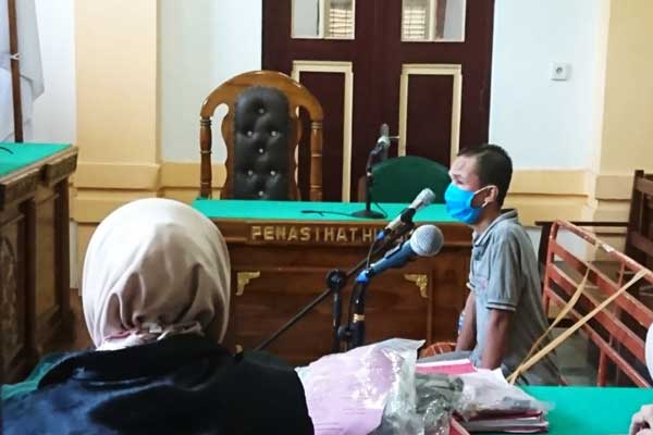 SIDANG: Doni Irawan Malay, terdakwa perobek Alquran menjalani sidang tuntutan di PN Medan, Selasa (22/7). GUSMAN/sumut pos.