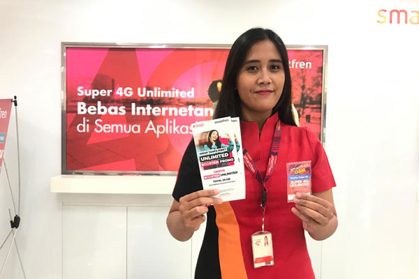 TUNJUK: Karyawan Smartfren saat menunjukkan booster dan voucher unlimited.fachril/Sumut pos.