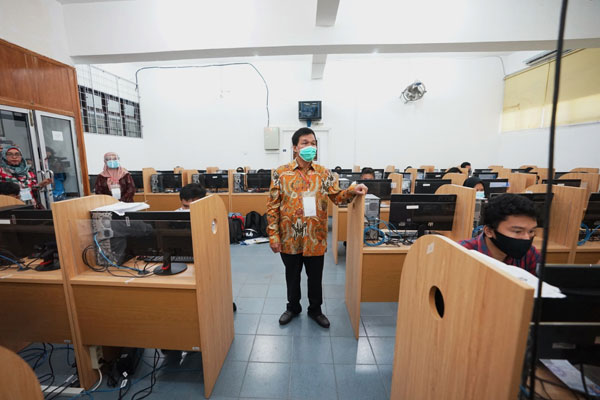 TINJAU: Rektor USU Prof Runtung Sitepu saat meninjau pelaksanaan UTBK-SBMPTN di Kampus USU, Minggu (5/7).