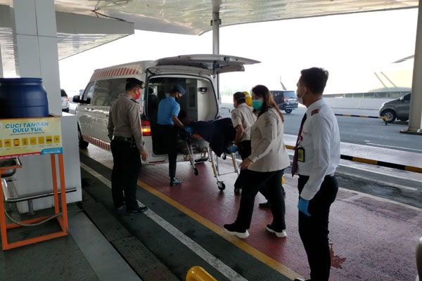 EVAKUASI: Petugas KKP KNIA mengevakuasi jenazah calon penumpang Lion Air.batara/sumut pos.