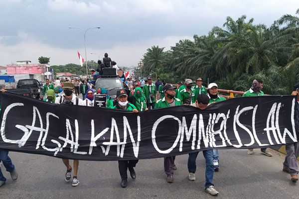 DEMO: Berbagai elemen buruh di Sumut saat menggelar demo menolak RUU Omnibus Law Cipta Kerja dengan long march (berjalan kaki) dari Fly Over Amplas menuju Gedung DPRD Sumut, baru-baru ini.