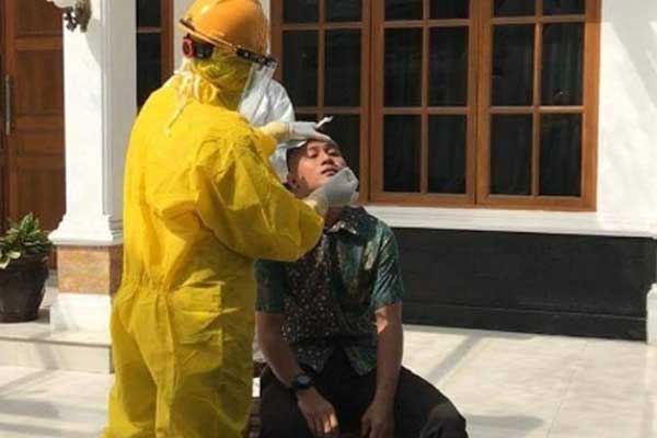 TEST SWAB: Salah satu orang dekat Plt Wali Kota Medan, Akhyar Nasution menjalani test swab di Rumah Dinas Wali Kota Medan, Kamis (6/8).