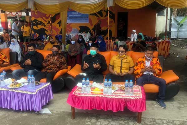 BERDOA: Ketua Ormas MKGR Sumut Wagirin Arman didampingi Ketua PAC Khusus Ormas MKGR Medan Helvetia dan Hamparan Perak Dedi Syafrizal saat berdoa dalam acara khitanan massal yang digelar di Pasar IV Jalan Klambir V, Kelurahan Tanjunggusta, Medan Helvetia, Selasa (25/8/2020).