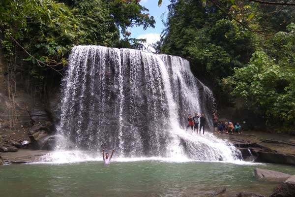 MENIKMATI: Sejumlah warga yang merupakan wisatawan lokal, terlihat menikmati air terjun yang berada di kawasan wisata Sei Gelugur,