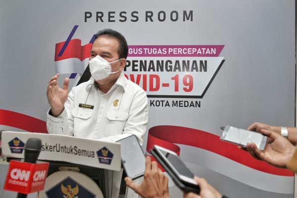 POSITIF: Kadis Kesehatan Medan Edwin Effendi memberi keterangan soal Plt Wali Kota Medan Akhyar Nasution positif Covid-19.