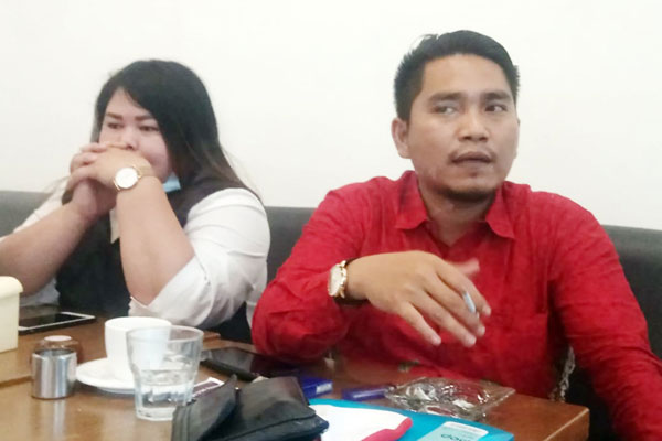 KETERANGAN: Kuasa Hukum PT PML Rapen AMS Sinaga memberi keterangan kepada wartawan.