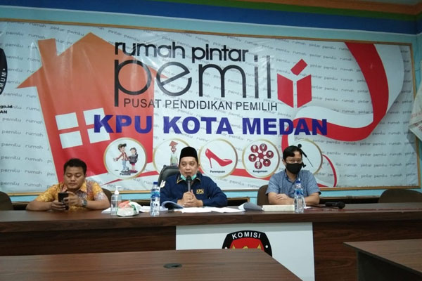 TEMU PERS: Ketua KPU Medan Agussyah Damanik dan komisioner KPU lainnya saat temu pers di kantor KPU Medan, Jumat (28/8).