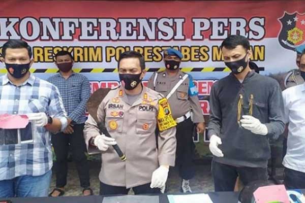 Wakil Kepala Polrestabes Medan AKBP Irsan Sinuhaji menunjukkan barang bukti celurit milik pelaku begal yang ditembak mati usai menikam polisi.M IDRIS/sumut pos.