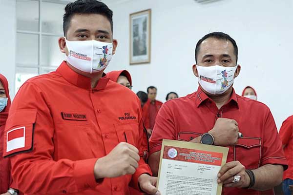REKOMENDASI: Bobby Nasution dan Aulia Rahman memperlihatkan surat rekomendasi PDIP untuk maju di Pilkada Medan, di Kantor DPD PDIP Sumut, Jalan Jamin Ginting, Medan, Selasa (11/8).pran wira hasibuan/sumut pos.