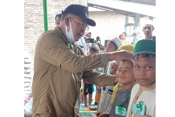 SERAHKAN: Bupati Sergai Ir H Soekirman menyerahkan hadiah juara kepada pemenang lomba kegiatan  MTQ tingkat Desa Sei Rampah,  Jumat (21/8).