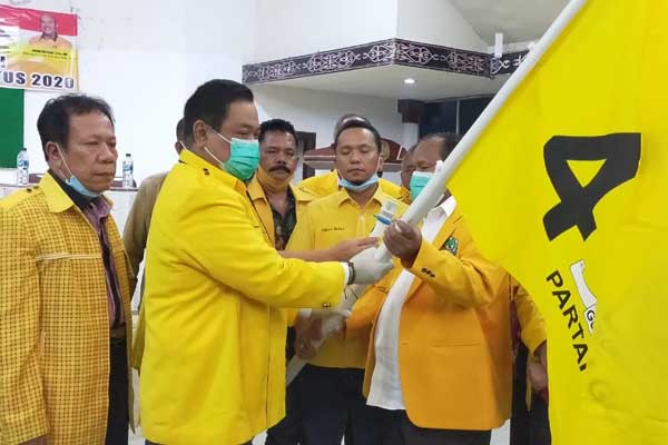 PATAKA: Dr Eddy KA Berutu menerima bendera pataka dari pengurus DPD Golkar Sumut, usai terpilih menjadi Ketua DPD Partai Golkar Dairi 2020-2025, di gedung Balai Budaya Sidikalang, Jumat (28/8).