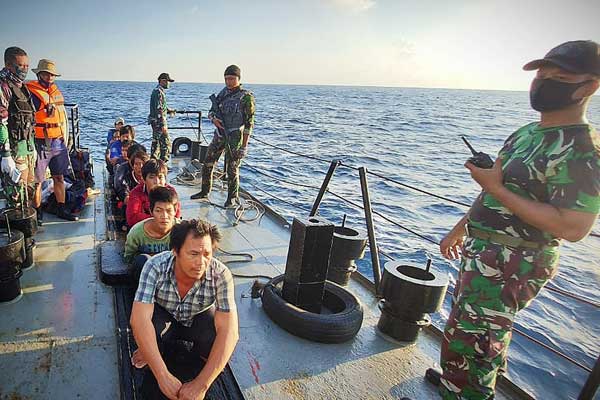 DITANGKAP: Sebanyak 9 ABK asal Vietnam ditangkap dari kapal BV 92398 TS, yang menjaring ikan di Perairan ZEE Indonesia, Laut Natuna Utara, Sabtu (29/8).
