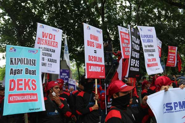 DEMO: Buruh menggelar demo menolak disahkannya RUU Cipta Kerja, di depan Gedung DPRD Sumut, Jalan Imam Bonjol Medan, Selasa (25/8).