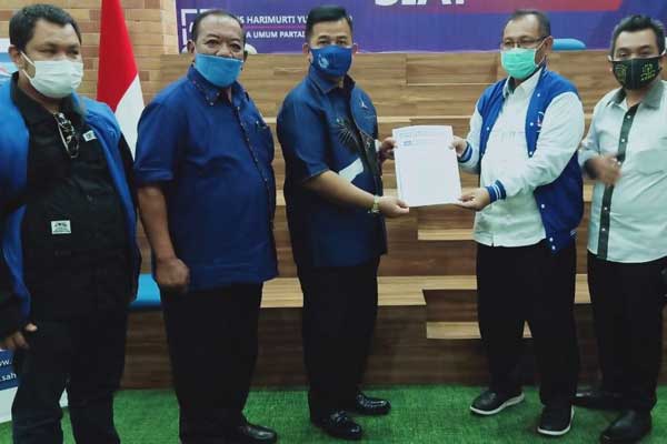 REKOMENDASI: Plt Ketua DPD Partai Demokrat Sumut Herri Zulkarnain Hutajulu didampingi Ketua DPC Partai Demokrat Medan Burhanuddin Sitepu menyerahkan rekomendasi DPP Partai Demokrat kepada Akhyar Nasution di Jakarta, Kamis (27/8) malam.