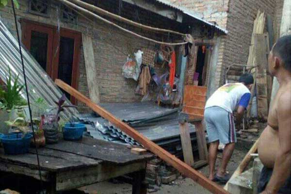 RUSAK: Kondisi rumah warga di Kelurahan Bandar Utama Kota Tebingtinggi pasca diterjang angin puting beliung.